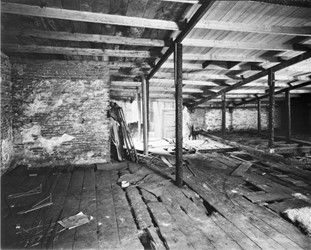 <p>Foto uit 1960 van de noodkap en de zolder  van het hoofdhuis in de richting van de achtergevel (beeldbank RCE). </p>
